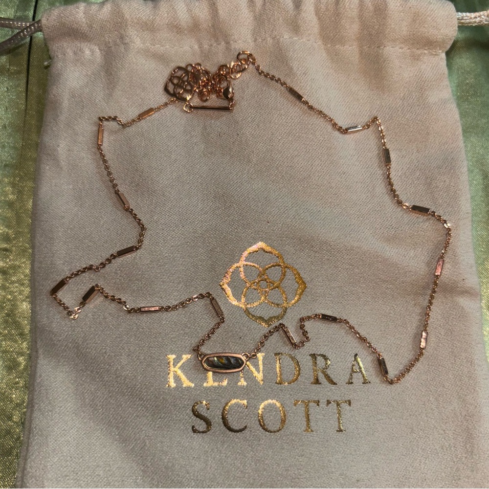 Never worn kendra scott rose gold necklace 💚